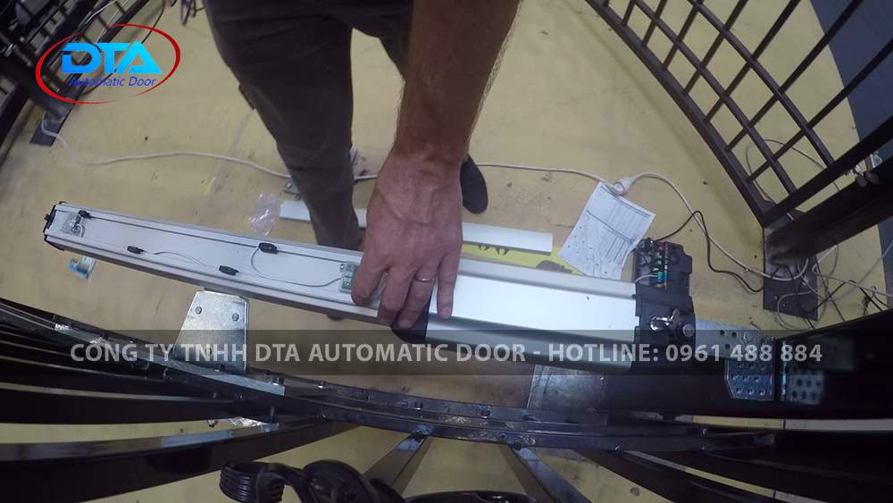 thiet bi cong tu dong 09