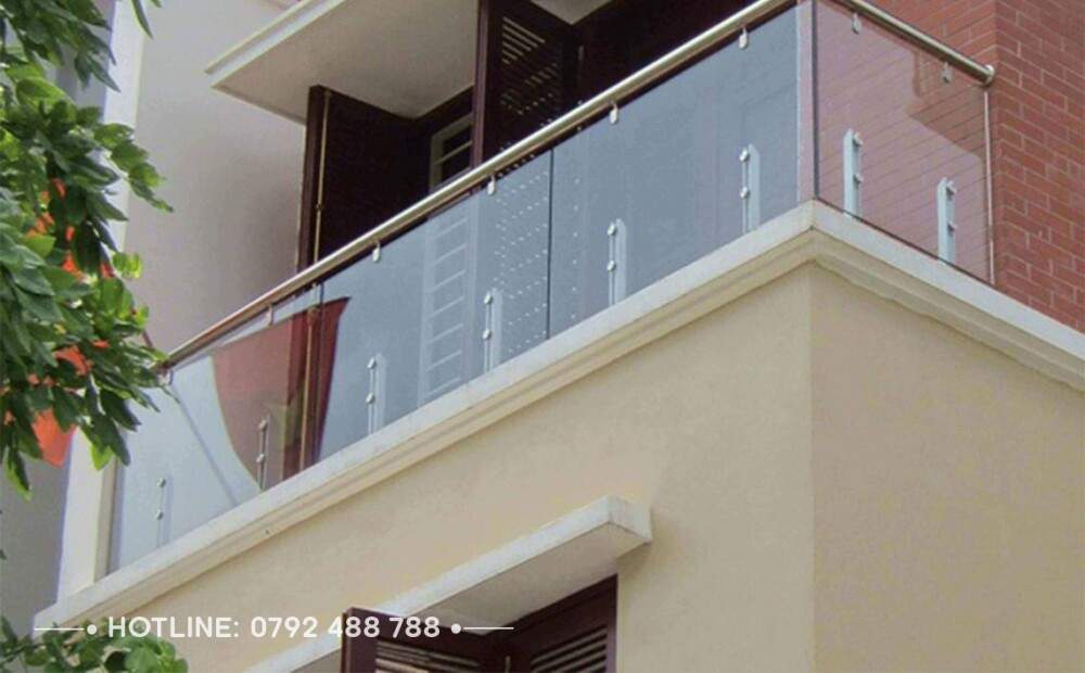 lan can kinh cuong luc co an toan khong 01