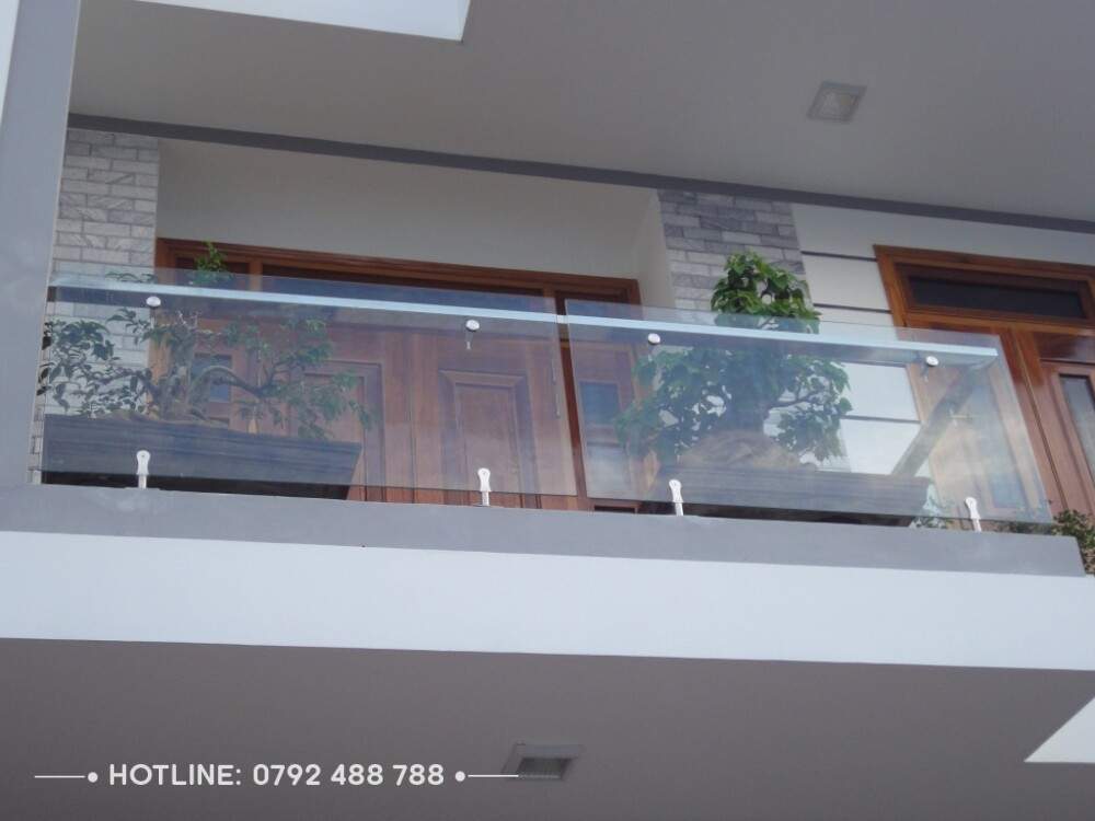 lan can kinh cuong luc co an toan khong 02