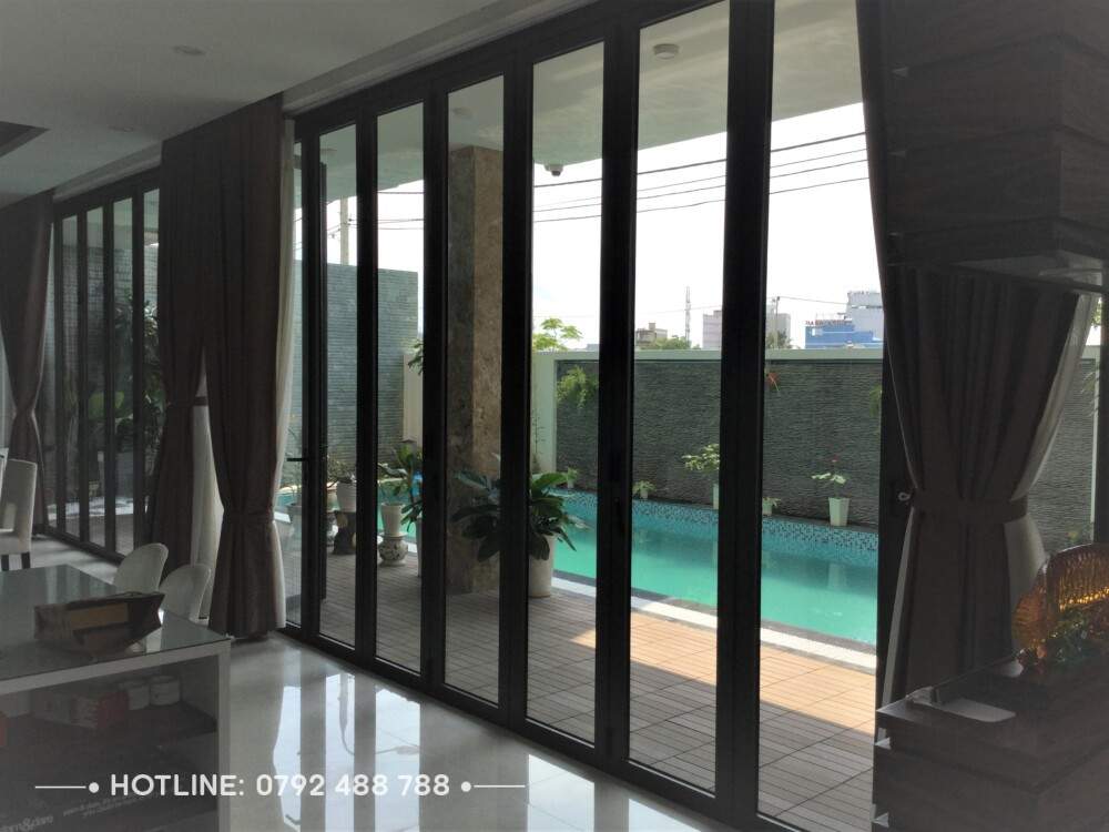 Bật mí mẫu cửa đi 4 cánh nhôm Xingfa đẹp 9 mau cua di mo quay 4 canh nhom xingfa 01