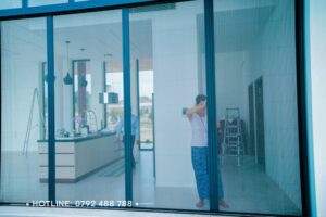 cua luoi chong muoi xep khong ray va co ray